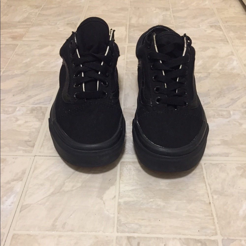 ALL BLACK VANS